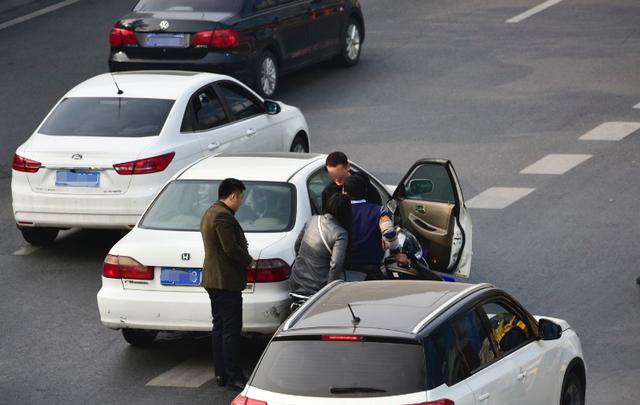 開車時發生剮蹭,私了和走保險哪個更劃算?別貪小便宜吃大虧
