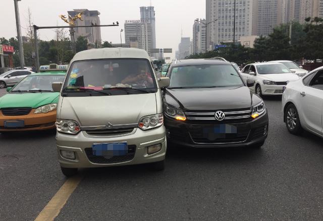 開車時發生剮蹭,私了和走保險哪個更劃算?別貪小便宜吃大虧