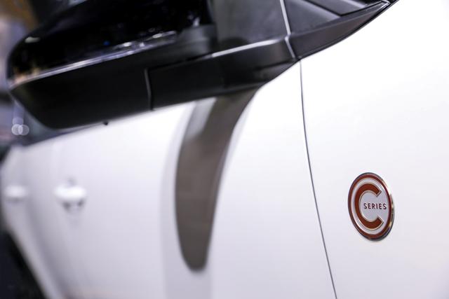 最大功率221kW,百公里加速7s,車友:這款插混四驅SUV有里有面